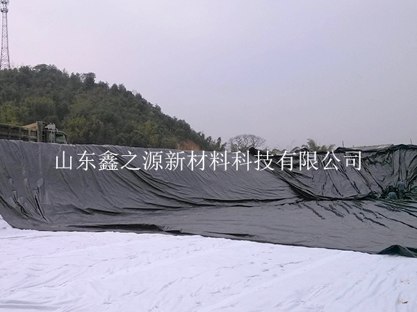 糙面養(yǎng)殖防滲膜鋪設(shè)過(guò)程中有哪些注意事項(xiàng)？