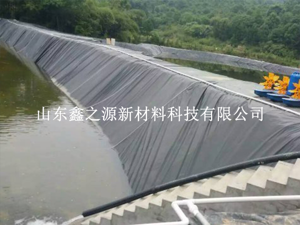 問：魚塘養(yǎng)殖防滲膜的周圍可以貼瓷磚嗎？