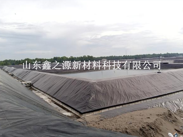 大風(fēng)天氣下鋪設(shè)沼氣池黑膜的技巧：安全高效，創(chuàng)新應(yīng)對